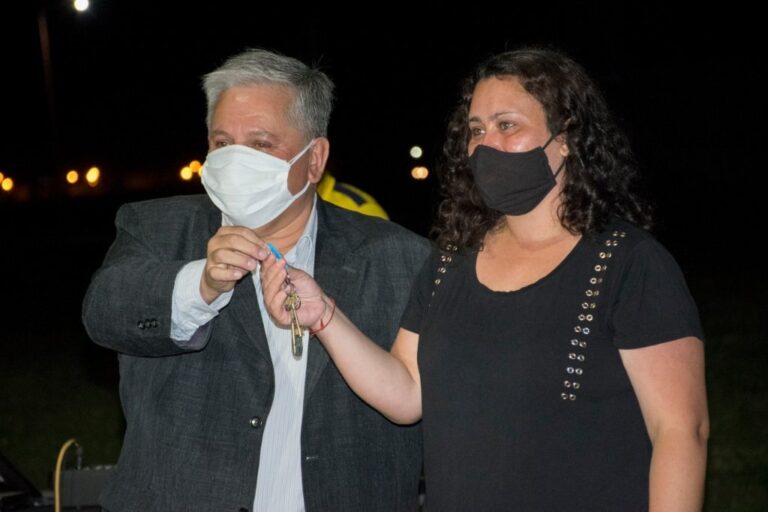 El jefe comunal entregó las llaves de las viviendas nuevas. Gentileza: prensa Comuna de Timbúes.