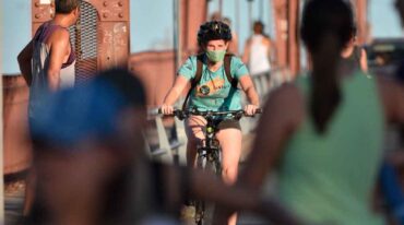 Circulación. Hoy el Puente Colgante es utilizado con exclusividad para peatones y ciclistas sólo en situaciones excepcionales. Pablo Aguirre