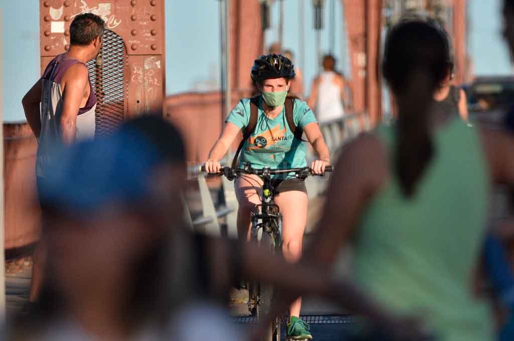 Circulación. Hoy el Puente Colgante es utilizado con exclusividad para peatones y ciclistas sólo en situaciones excepcionales. Pablo Aguirre