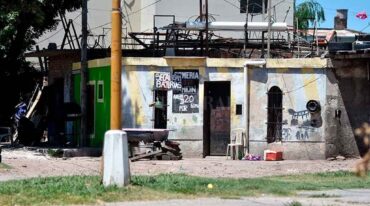 La gomería de F. Zuviría y Vieytes donde la tarde del 31 de diciembre se dio un violento altercado que dejó como saldo un hombre y una mujer gravemente heridos. Manuel Fabatía.