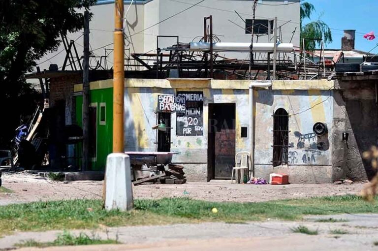 La gomería de F. Zuviría y Vieytes donde la tarde del 31 de diciembre se dio un violento altercado que dejó como saldo un hombre y una mujer gravemente heridos. Manuel Fabatía.