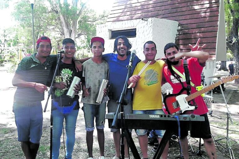 A la Red Puentes de Paraná asisten aproximadamente 20 jóvenes.