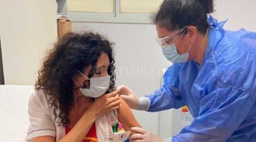 El Dr. Federico Fiorilli y la Dra. María Martha Filippi fueron de los primeros santafesinos en recibir la dosis. Gentileza