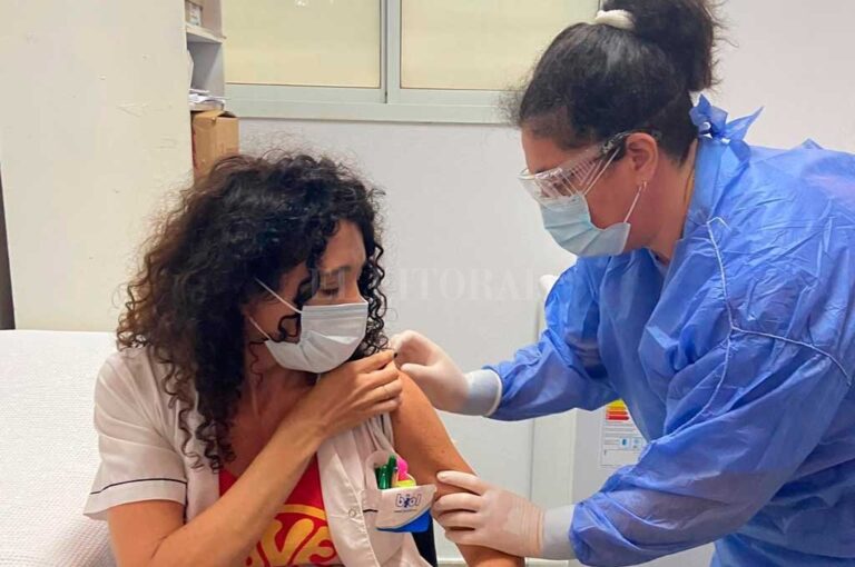 El Dr. Federico Fiorilli y la Dra. María Martha Filippi fueron de los primeros santafesinos en recibir la dosis. Gentileza