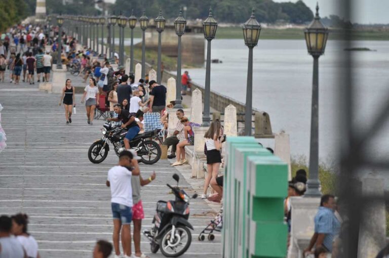 La Costanera es uno de los lugares donde más se concentra la gente. Manuel Alberto Fabatía