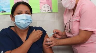 Vacunan al personal de salud en La Paz.