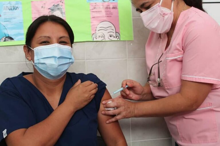 Vacunan al personal de salud en La Paz.