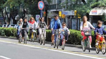 Familias paseando por las bicisendas en Rosario. Gentileza