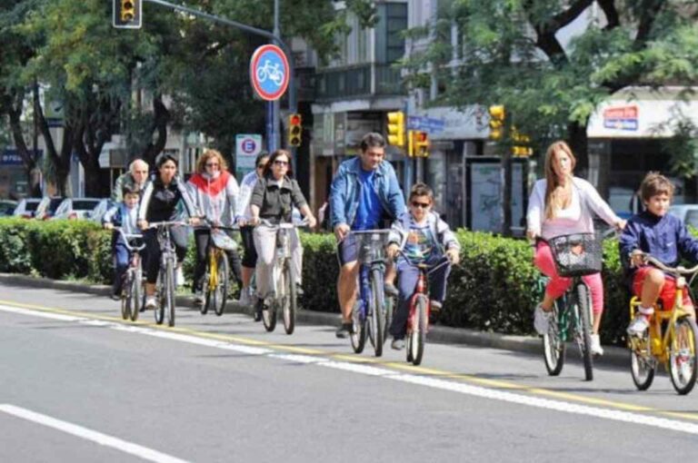 Familias paseando por las bicisendas en Rosario. Gentileza