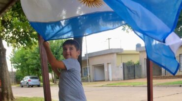 Pedro y su regalo de Reyes: la bandera argentina. Mirador Provincial