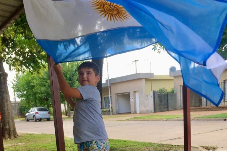 Pedro y su regalo de Reyes: la bandera argentina. Mirador Provincial