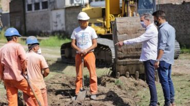 Jatón observa el avance de las obras en ese sector de la capital santafesina. Gentileza Mun. de Santa Fe