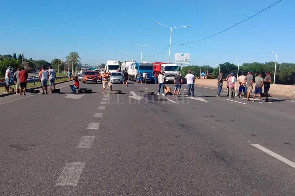 Cortaron el acceso al Puente que une Rosario con Victoria. Gentileza