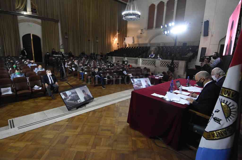 El Paraninfo de la UNL fue utilizado para algunas sesiones presenciales de DIputados. El amplio espacio permitió la presencia de los 50 integrantes más personal técnico. Mauricio Garin