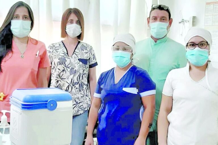 Equipo directivo y coordinador de vacunación con SputnikV del hospital Santa Rosa.
