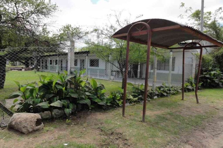 La escuela -emplazada en el corazón del Paraje La Boca- es la única institución educativa de la provincia