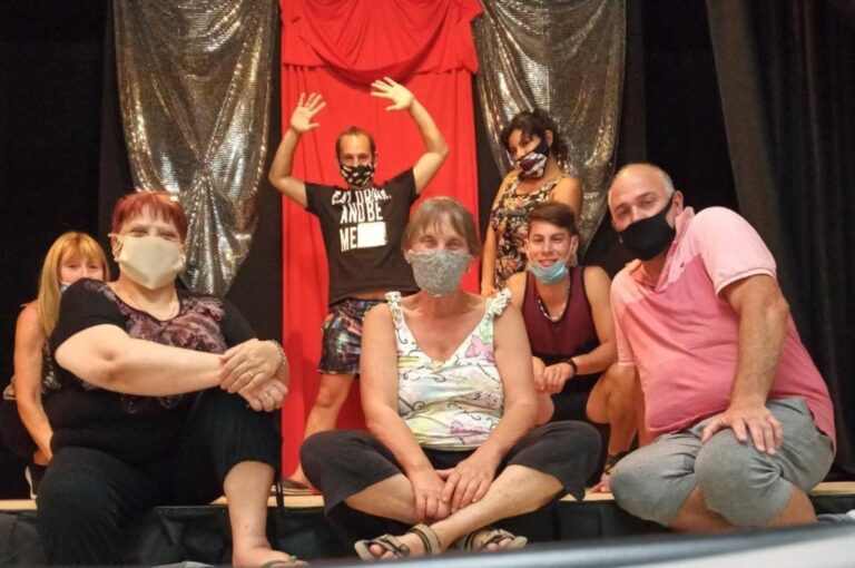 Elenco de teatro de la biblioteca Carlos Guido y Spano