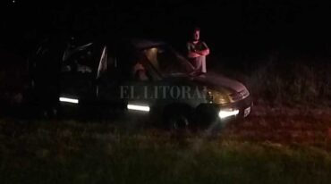 La camioneta utilitaria impactó contra un adoquín y volcó. A los pocos minutos un sujeto armado les robó sus pertenencias a los ocupantes.  El Litoral
