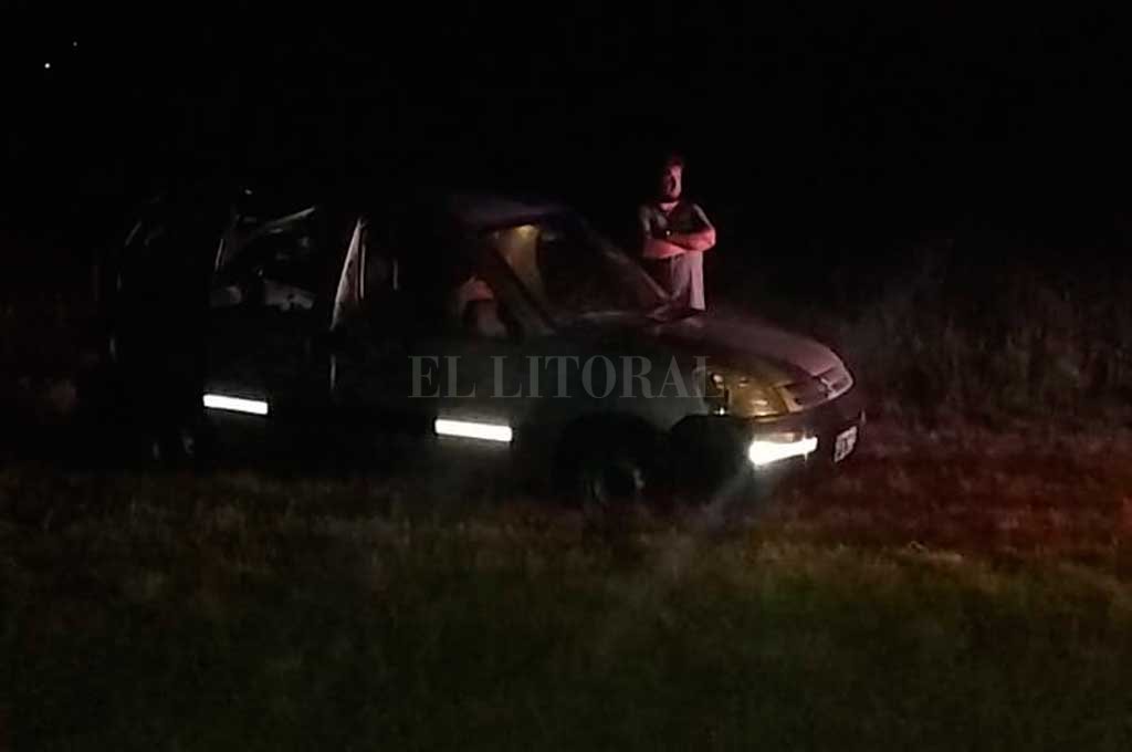 La camioneta utilitaria impactó contra un adoquín y volcó. A los pocos minutos un sujeto armado les robó sus pertenencias a los ocupantes.  El Litoral