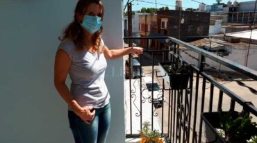 María Laura señala el lugar del balcón por donde ingresó el delincuente. Danilo Chiapello
