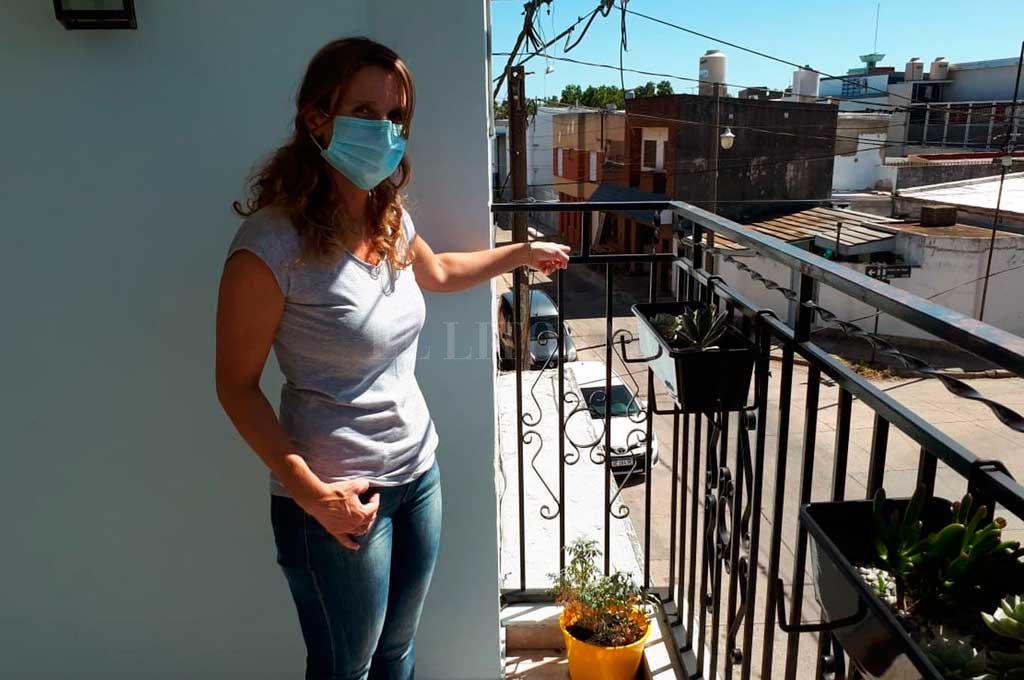 María Laura señala el lugar del balcón por donde ingresó el delincuente. Danilo Chiapello