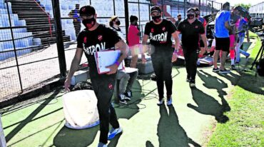 Candia y Graciani ingresando al Estadio Grella para su primer partido en Primera División como DT y asistente interino. MM-Prensa Patronato