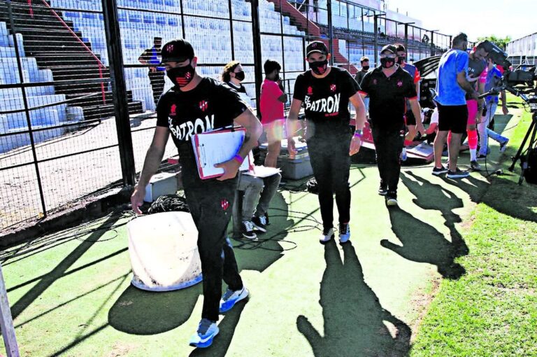 Candia y Graciani ingresando al Estadio Grella para su primer partido en Primera División como DT y asistente interino. MM-Prensa Patronato