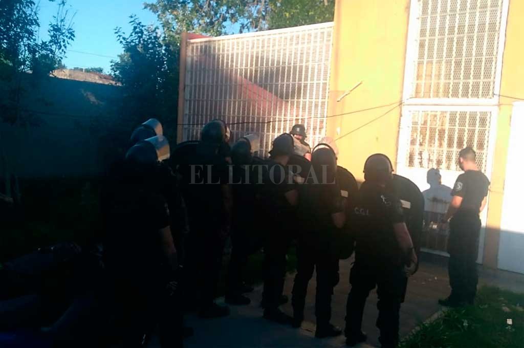 Personal de Infantería apostado para normalizar la situación dentro de la comisaría. El Litoral