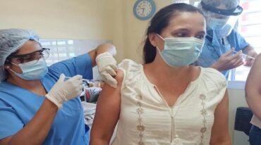 El personal de la salud vacunandose contra el coronavirus. Gentileza Hospital Nuestra Señora del Luján