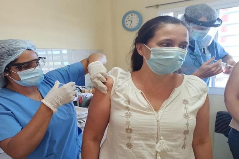 El personal de la salud vacunandose contra el coronavirus. Gentileza Hospital Nuestra Señora del Luján