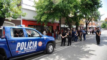 Los vecinos no salían de su asombro al enterarse del hecho de inseguridad que terminó con la muerte de Fabián Iunnisi. Marcelo Manera.