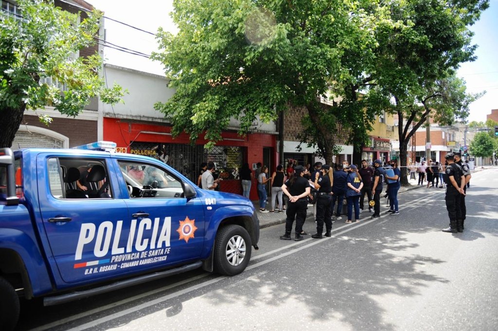 Los vecinos no salían de su asombro al enterarse del hecho de inseguridad que terminó con la muerte de Fabián Iunnisi. Marcelo Manera.