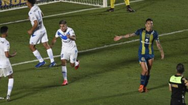 Thiago Almada acaba de marcar el segundo gol de penal para Vélez. Gentileza.