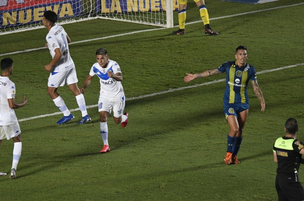 Thiago Almada acaba de marcar el segundo gol de penal para Vélez. Gentileza.