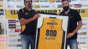 Miguel Barbieri. El presidente del Deportivo Libertad le entrega a Marcos Saglietti la camiseta enmarcada por los 800 juegos. Gentileza: prensa Libertad.