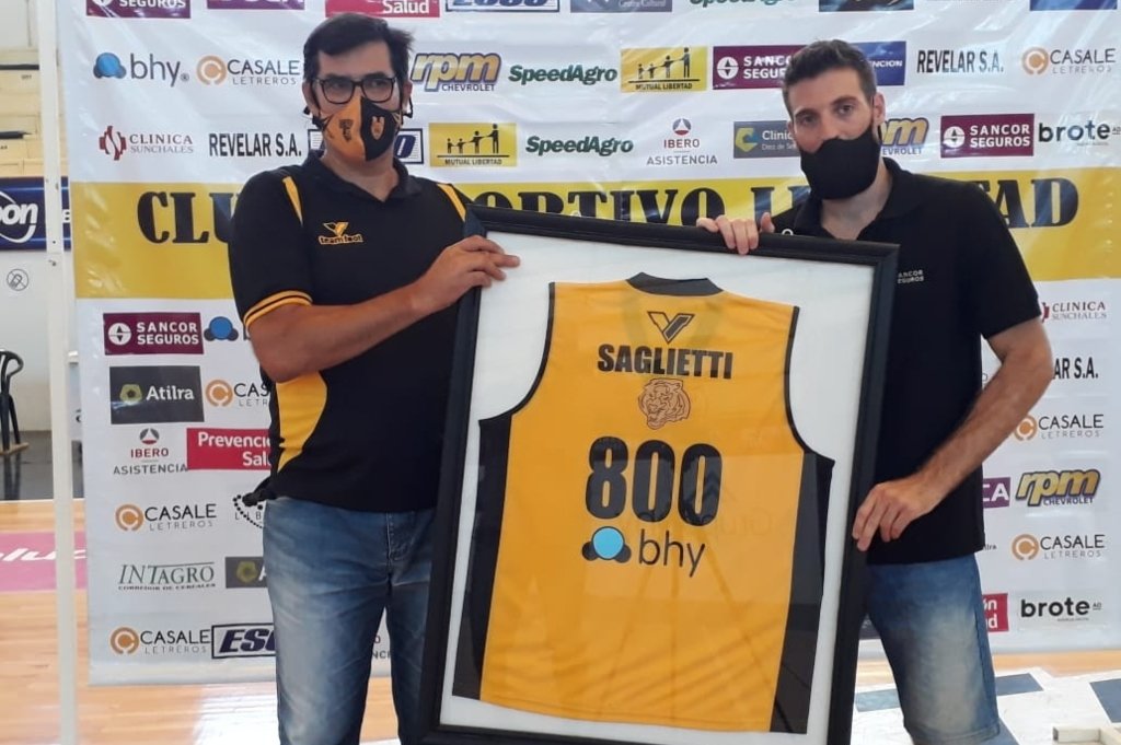 Miguel Barbieri. El presidente del Deportivo Libertad le entrega a Marcos Saglietti la camiseta enmarcada por los 800 juegos. Gentileza: prensa Libertad.
