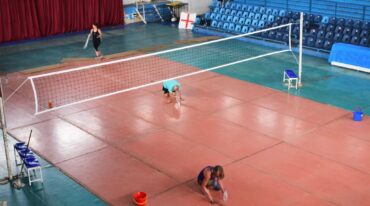 Colaboradores de Paracao intervinieron en la colocación del piso deportivo y puesta a punto del gimnasio del Centro Juventud Sionista. Prensa Paracao Vóley