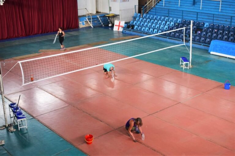 Colaboradores de Paracao intervinieron en la colocación del piso deportivo y puesta a punto del gimnasio del Centro Juventud Sionista. Prensa Paracao Vóley