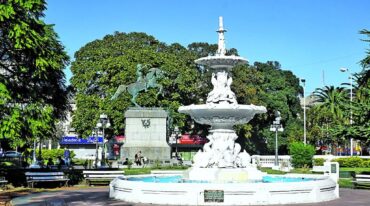 Para la provisión de agua se instalaron dos fuentes en Paraná: una en Plaza 1° de Mayo (foto) y otra en Plaza Alvear