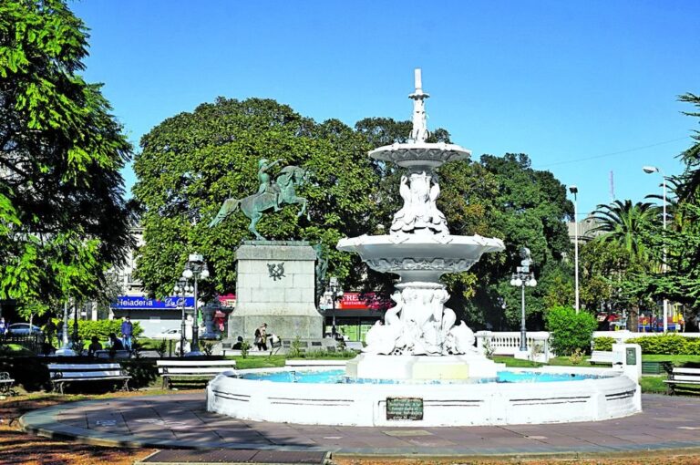 Para la provisión de agua se instalaron dos fuentes en Paraná: una en Plaza 1° de Mayo (foto) y otra en Plaza Alvear