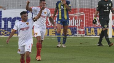 Antonio Medina festeja uno de los goles de Boca Unidos. Télam.
