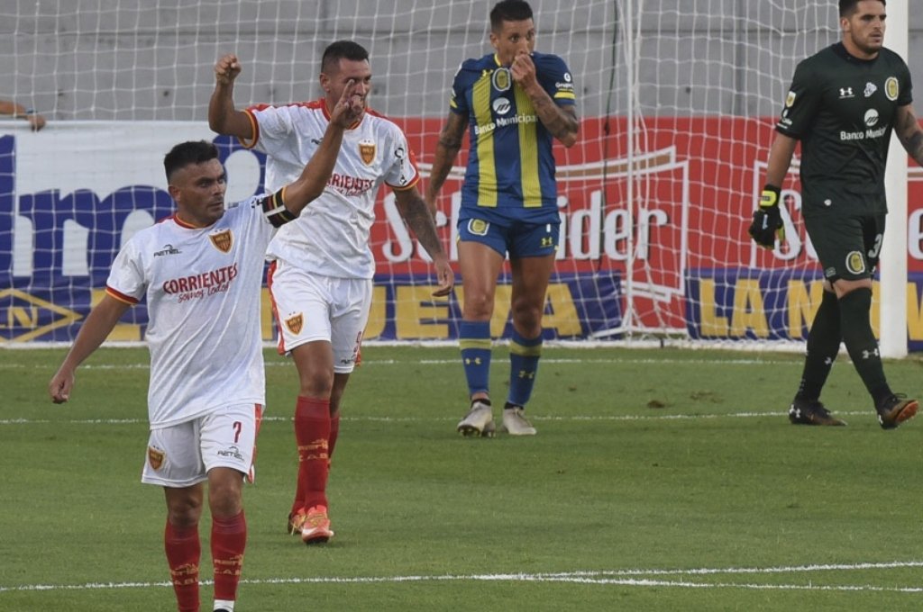 Antonio Medina festeja uno de los goles de Boca Unidos. Télam.
