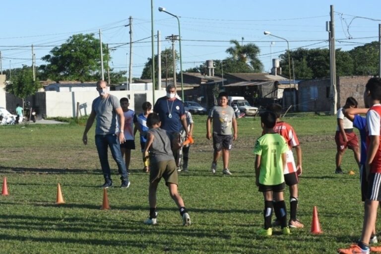 Fútbol y hockey son los deportes que se practican en las 28 escuelitas existentes en Rafaela. También