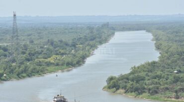 El repunte del caudal en Santa Fe tranquiliza a quienes deben navegar el río en barcos de gran calado.  Flavio Raina