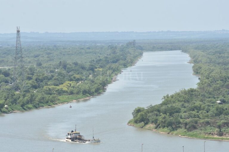 El repunte del caudal en Santa Fe tranquiliza a quienes deben navegar el río en barcos de gran calado.  Flavio Raina