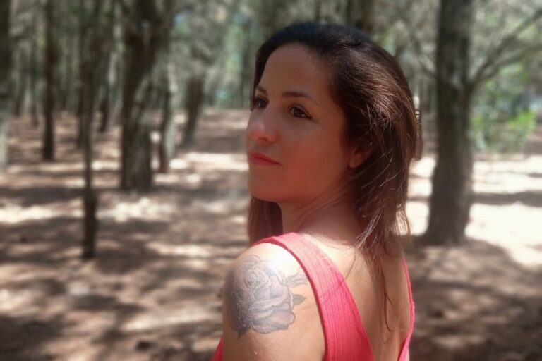 Cecilia Muñoz es profesora en Letras -estudió en la Universidad Nacional de Rosario- y además de dar clases