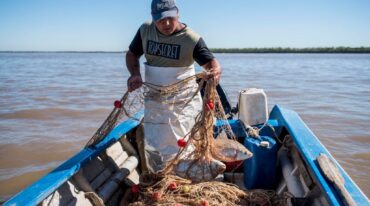 Martín Benavídez es uno de los 50 pescadores que tienen sus lanchas en la Bajada del Espinillo. Lunes