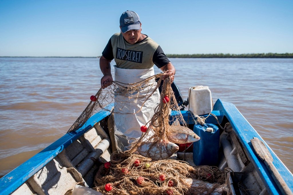 Martín Benavídez es uno de los 50 pescadores que tienen sus lanchas en la Bajada del Espinillo. Lunes