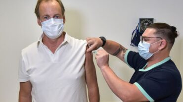 El gobernador recibió la segunda dosis de la vacuna rusa. Gentileza Prensa Gobernación
