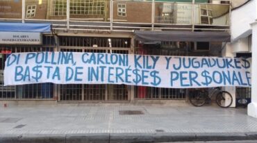 Mensaje. La bandera fue colgada en la sede céntrica de Rosario Central y da cuenta del clima enrarecido que existe por estas horas en el club. Gentileza.